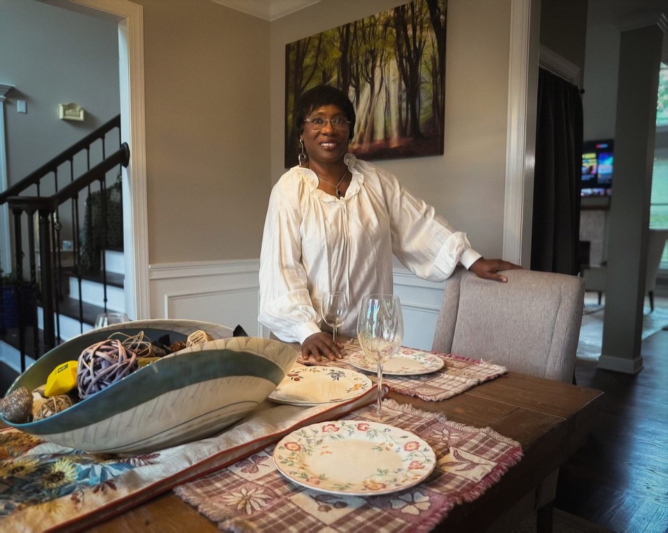 Dalenè SiDone at the set dining table